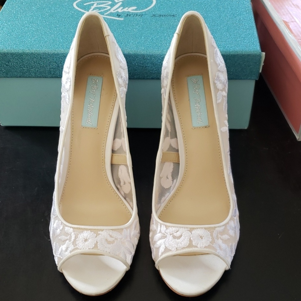 Blue by Betsey Adley Ivory White Lace Heels Sz 8